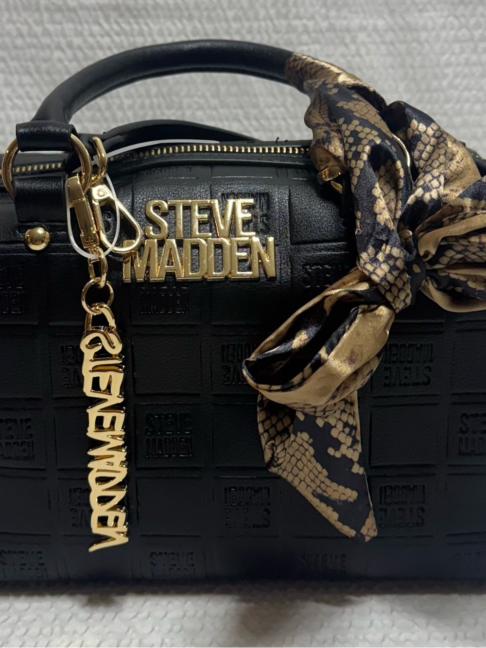Steve Madden Black shoulder bag 
Handbag with Gold Hardware